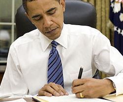 https://de.wikipedia.org/wiki/Herrscherbild#/media/File:Barack_Obama_signs_emergency_declaration_for_Arkansas_1-28-09.jpg