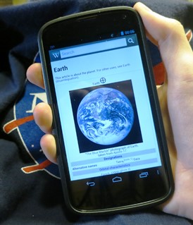 Smartphone mit Wikipedia-App